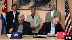El Presidente de Béisbol América, Paul Seiler (d), y el presidente de la Federación Cubana de Béisbol, Higinio Vélez (i), firman hoy, martes 20 de marzo de 2012, una carta de intención para iniciar una serie anual de juegos amistosos de béisbol entre Cuba