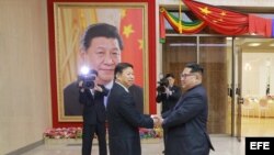 Kim Jong-un aboga por consolidar lazos con Pekín en evento de artistas chinos