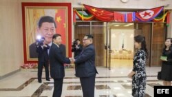 Kim Jong-un aboga por consolidar lazos con Pekín en evento de artistas chinos. Archivo.