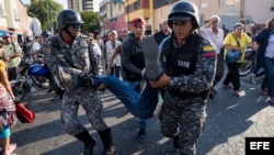 Teodoro Campos, jefe de seguridad del candidato presidencial Henri Falcón, es transportado por miembros de la Policía Nacional Bolivariana (PNB) luego de que un grupo de personas atacaran a quienes participaban en el acto de campaña de Falcón hoy, lunes 2