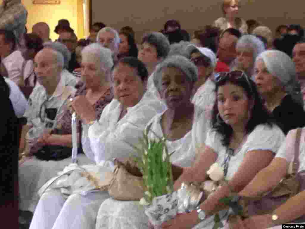 Damas de Blanco en la misa de la Ermita