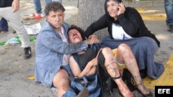 Una mujer herida en los atentados ocurridos en Ankara es atendida (Turquía).