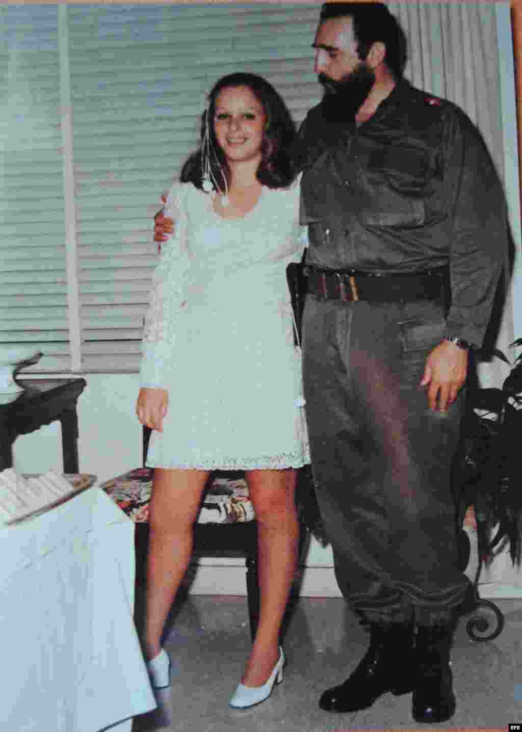 La hija &quot;rebelde&quot; de Fidel Castro, Alina Fernández Revuelta, muestra una foto del día de su boda junto a su padre, durante una entrevista con Efe en su casa en Miami, Florida.