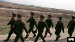 Soldados norcoreanos caminando en el Complejo Industrial Gaeseong (GIC) en Corea del Norte