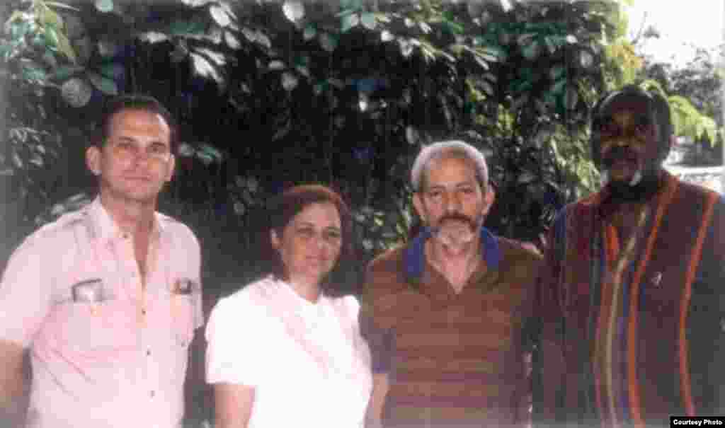 Numerosas propuestas de la oposición han sido divulgadas desde Radio Martí, tal es el caso de&nbsp; La Patria es de Todos que en 1997 promovieron René Gómez Manzano, Martha Beatriz Roque, Vladimiro Roca y Félix Bonne Carcassés.