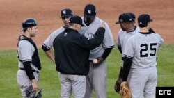 Foto archivo. El mánager de los Yankees de Nueva York Joe Girardi (c) sustituye al lanzador CC Sabathia (d).