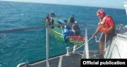 Catorce cubanos fueron avistados en una embarcación rústica cerca de Yucatán.