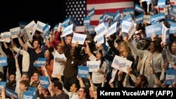 Simpatizantes del senador Bernie Sanders aplauden, mientras esperan los resultados