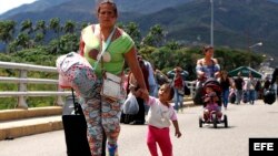 Ciudadanos venezolanos cruzan la frontera hacía Colombia. 