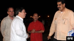 El canciller cubano, Bruno Rodríguez (2 i), junto a los embajadores de Cuba en Caracas, Rogelio Polanco (i), y de Venezuela en La Habana, Edgardo Ramírez (2 d), recibe al vicepresidente venezolano, Nicolás Maduro (d).