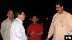 El canciller cubano, Bruno Rodríguez (2 i), junto a los embajadores de Cuba en Caracas, Rogelio Polanco (i), y de Venezuela en La Habana, Edgardo Ramírez (2 d), recibe al vicepresidente venezolano, Nicolás Maduro (d)