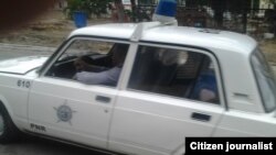 Policías cubanos patean a joven negro