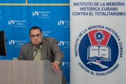 El Guapo, en conferencia sobre temas cubanos. (Imagen de Wenceslao Cruz).