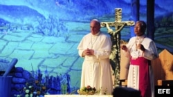 El papa Francisco (L) durante la celebración de la VI Jornada de la Juventud católica Asiática en Corea del Sur hoy, viernes 15 de agosto de 2014. 