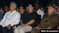 Miguel Díaz-Canel (I), miembro del Buró Político del Partido Comunista de Cuba (PCC), junto a Gladys Martínez (C), miembro del CC PCC, y el Comandante de la Revolución Ramiro Valdés (D), en Pinar del Río.