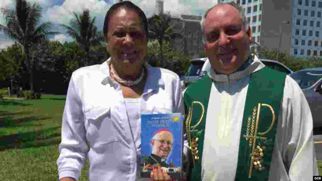 Damas de Blanco en el exilio reciben libro biográfico de Monseñor Román