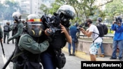 Periodista acosado en las calles de Caracas, Venezuela (Agencia Reuters).