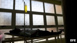 Un hombre con síntomas de la fiebre del Chikungunya recibe atención médica en un hospital de Santo Domingo. La fiebre del Chikungunya, es una enfermedad viral provocada por la picadura del mosquito, el mismo que transmite el dengue, el cual se caracteriza