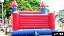 Negocios de juguetes inflabes garantizan la diversión del verano