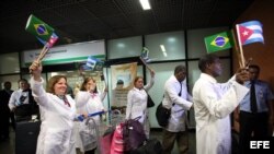 Médicos cubanos a su llegada a Brasilia, en agosto de 2013.