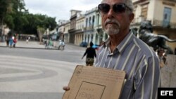 Un hombre anuncia la venta de dos viviendas en un parque de La Habana (Cuba).