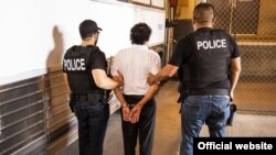 Oficiales de ICE arrestan a un inmigrante durante la operación nacional "No Safe Haven V"