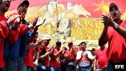 Un grupo de jóvenes chavistas en un acto en Caracas. 
