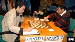 Foto archivo. El cubano Leinier Domínguez (i) y el indio Viswanathan Anand se enfrentaron en el XXVI Torneo Internacional de Ajedrez "Ciudad de Linares", España, en 2009.