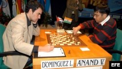 Foto de archivo. El cubano Leinier Domínguez (i) y el indio Viswanathan Anand (campeón mundial de ajedrez) se enfrentaron en el XXVI Torneo Internacional "Ciudad de Linares", España, en 2009.