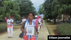 La Dama de Blanco María Josefa Acón marcha por 5ta. Avenida reclamando la libertad de los presos políticos en Cuba.