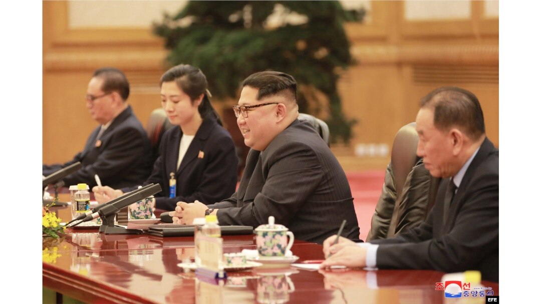 Kim Jong-un (c), durante su reunión con el presidente chino, Xi Jinping, en Pekín.