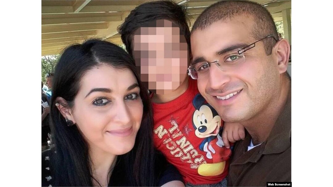 Omar Mateen junto a su esposa Noor Zahi Salman y su hijo, en una foto sin fecha publicada en Facebook.