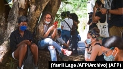 Cubanos se conectan a internet en un punto Wi Fi de La Habana. (Yamil Lage /AFP/Archivo).