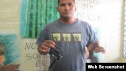 Reporta Cuba. Robeisy Zapata muestra cámara destruida por la policía cuando los filmada. 