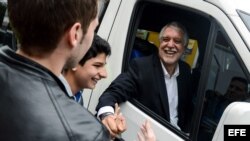 El candidato a la Alcaldía de Bogotá por el partido Equipo por Bogotá, Enrique Peñalosa, saluda a simpatizantes mientras asiste a votar hoy, domingo 25 de octubre de 2015, en Bogotá (Colombia). 