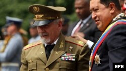ARCHIVO. Hugo Chávez recibió el 1 de enero de 2009 al comandante Ramiro Valdés Menéndez en Caracas. 
