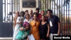 Artistas cubanos convocaron en las redes sociales a una sentada pacífica frente al Ministerio de Cultura contra el Decreto 349, que terminó en arrestos y acoso de la policía política. 
