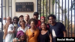 Artistas cubanos convocan en las redes sociales a una sentada pacífica frente al Ministerio de Cultura contra el Decreto 349. 
