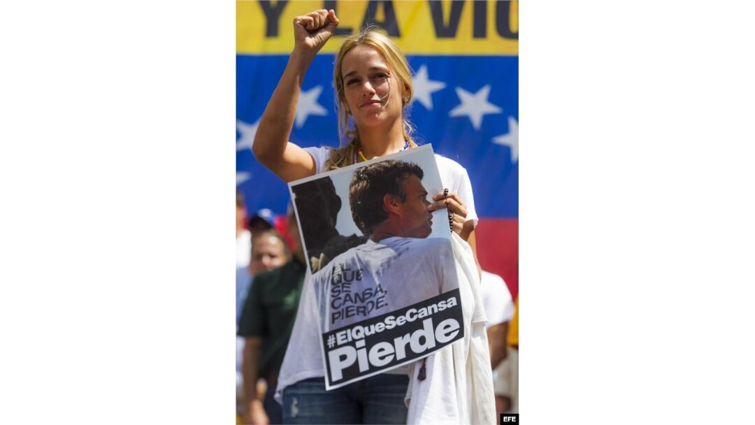 Lilian Tintori muestra una pancarta con la imagen de su esposo, el líder opositor Leopoldo López.