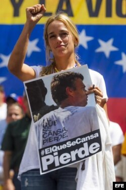 Lilian Tintori muestra una pancarta con la imagen de su esposo, el líder opositor Leopoldo López, con el mensaje siguiente: “#el que se cansa pierde”.