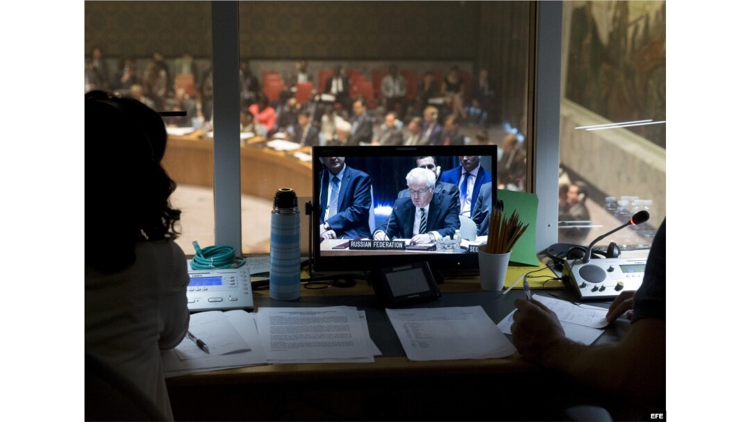 Varios intérpretes trabajan mientras el representante permanente de las Naciones Unidas de la Federación Rusa, Vitaly Churkin (c), comparece.
