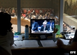 Varios intérpretes trabajan mientras el representante permanente de las Naciones Unidas de la Federación Rusa, Vitaly Churkin (c), comparece.