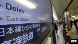 Una pantalla ofrece información sobre los trenes con retraso debido al terremoto en el noreste de Japón hoy, viernes 7 de diciembre de 2012 en una estación en Tokio (Japón). 