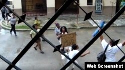 Damas de Blanco son arrestadas el domingo 19 de agosto en La Habana (al centro berta Soler con un cartel a manera de protesta). Archivo.