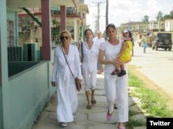 Damas de Blanco en Colón intentan llegar a misa. (foto: Iván Hernández Carrillo)