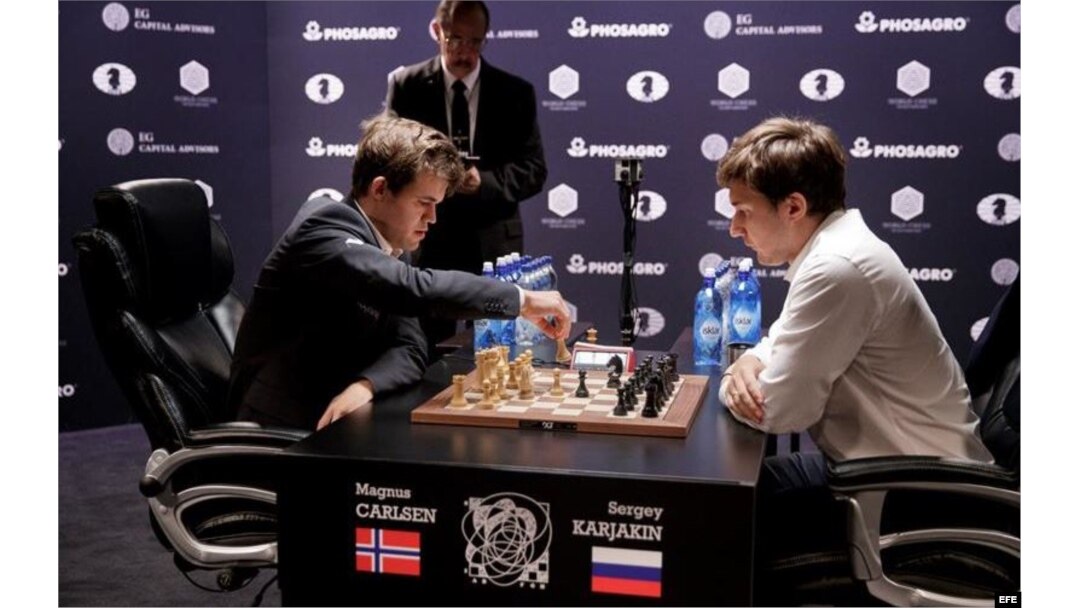 Carlsen (i) y Karjakin en el desempate.