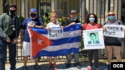 Exiliados cubanos en protesta frente a la Embajada de Cuba en DC./ Cortesía de Andrés Martinez.