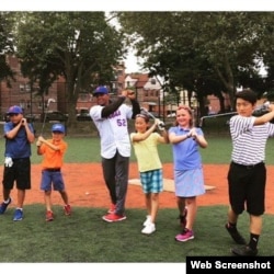 Yoenis Céspedes practica golf junto a un grupo de niños.