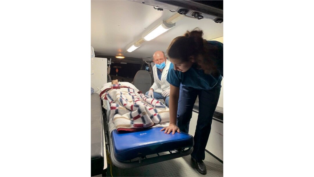 La fuerza aérea mexicana traslada a cinco miembros de la familia LeBaron que resultaron heridos en el ataque.