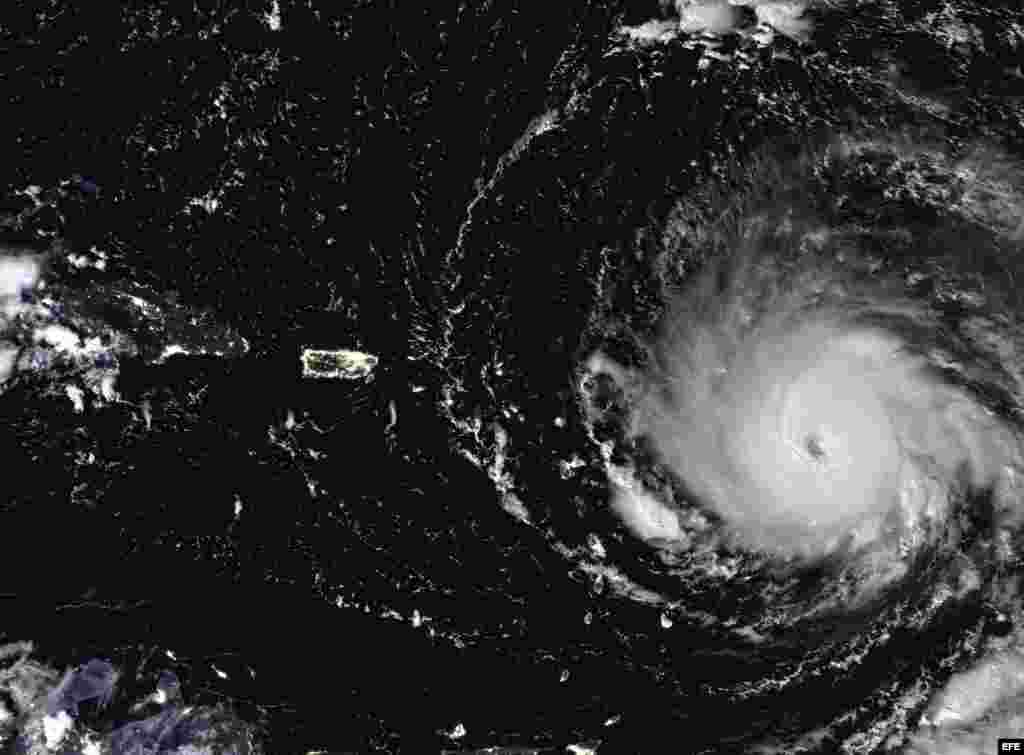 Los vientos máximos sostenidos de la tormenta son de 295 km/h con ráfagas más fuertes.&nbsp;Fotografía tomada desde el espacio tomada por el satélite GOES-16 de la Agencia Nacional de Océanos y Atmósfera de Estados Unidos (NOAA).